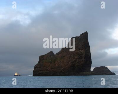 Capo Tegethoff nel mare di Batents con Icebreaker Foto Stock