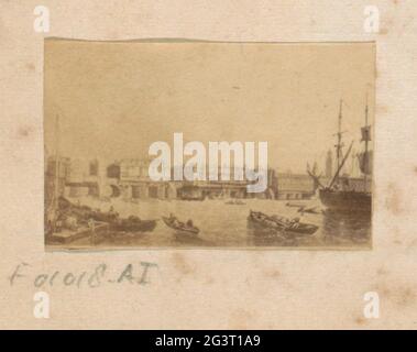 Produzione fotografica (presumibilmente) di un dipinto con una facciata di porto. Parte dell'album di famiglia inglese con foto di persone, viaggi, cricket e opere d'arte. Foto Stock