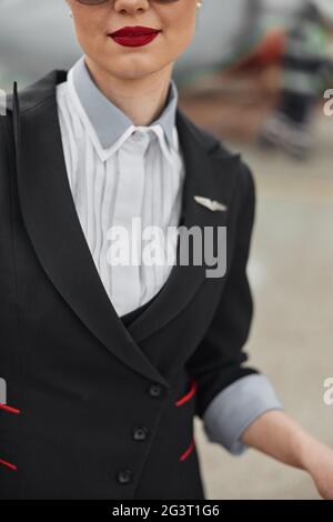 Primo piano del viso femminile senza stewardess in occhiali Foto Stock