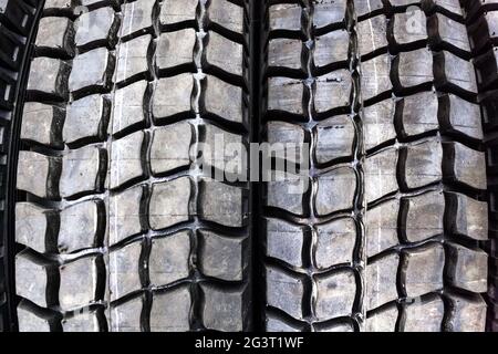 Primo piano della protezione degli pneumatici per auto. Sfondo astratto con spazio da copiare. Foto Stock