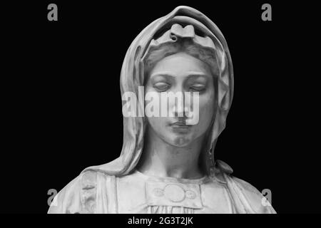 Volto di statua di donna addolorante isolato su sfondo nero. Intonaco antica scultura di giovane donna viso. Testa in gesso portra Foto Stock