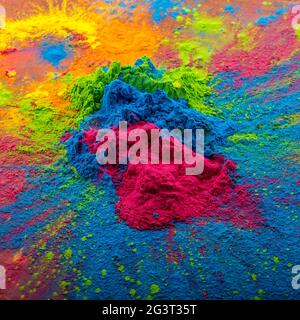 Colori brillanti su legno segato per il festival indiano holi. Colori colorati in polvere gulal per Happy Holi con spazio per la copia Foto Stock