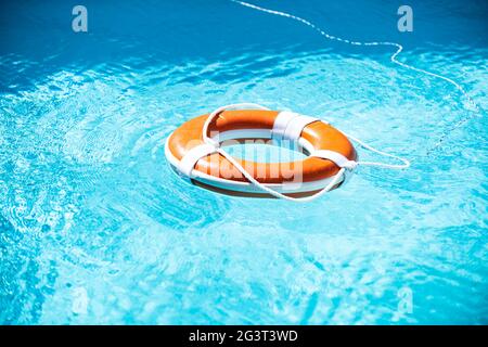 Lifebuoy in piscina. Concetto di vacanza estiva. Buoi di vita in acqua. Concetto di guida. Foto Stock