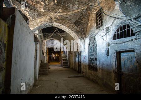 Vecchio tunnel abbandonato nella cantina sotterranea delle baraccopoli. Ingresso catacombe urbane. Il lato inferiore della città oltrepassa il vecchio refa usurato in cemento Foto Stock