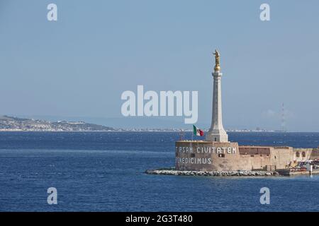 Vista del porto di Messina con la statua dorata della Madonna della Lettera in Sicilia Foto Stock