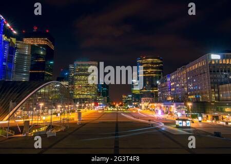 Piazza pedonale notturna circondata da grattacieli Foto Stock