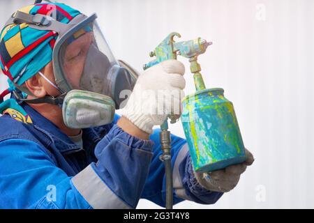 Lavoro industriale. Adescamento di prodotti metallici dalla pistola di compressione Foto Stock