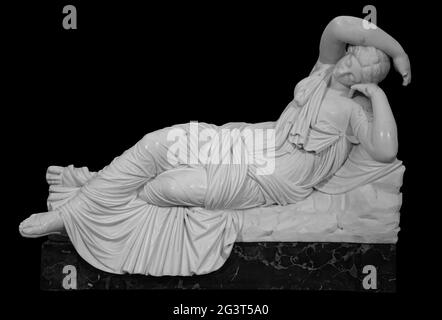 Scultura l'Ariadne addormentata. Statua in marmo romano. Antica donna di marmo bianco in pietra. Antico monumento romano . Espone della cultura greca Foto Stock