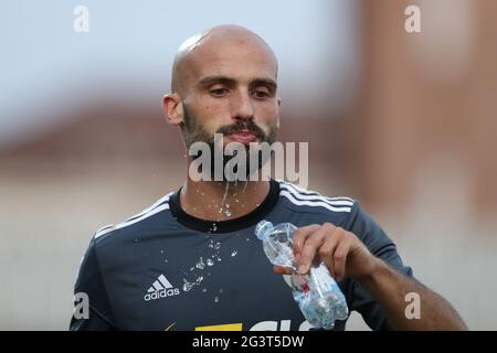 Alessandria, Italia. 17 Giugno 2021. Luca Parodi di US Alessandria beve acqua dopo essere stato sostituito durante la partita della Serie C allo Stadio Giuseppe Moccagatta - Alessandria, Torino. Il credito immagine dovrebbe essere: Jonathan Moscrop/Sportimage Credit: Sportimage/Alamy Live News Foto Stock