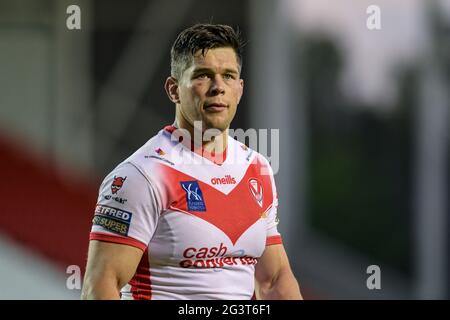 Louie McCarthy-Scarsbrook (15) di Sant'Elena in azione Foto Stock