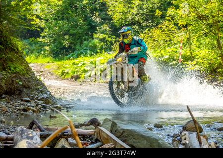 Enduro Racing in estate Sunny Forest e Spray Foto Stock