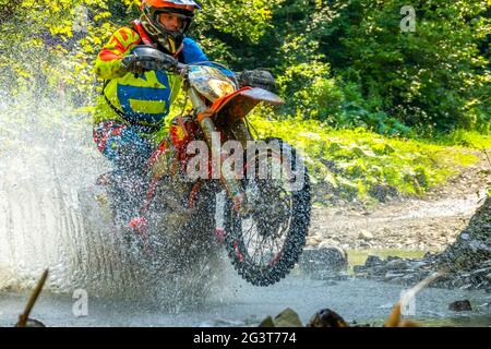 Atleta e spray ad acqua ENDURO Foto Stock