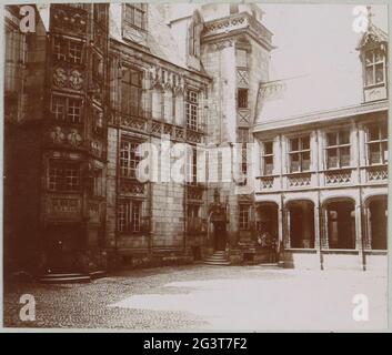 Esterno del Palais Jacques-Cœur a Bourges. Parte dell'album fotografico di un fotografo amatoriale francese con registrazioni di viaggi in Francia, Spagna, Belgio, Lussemburgo e Paesi Bassi, le prime automobili e autoraces. Foto Stock