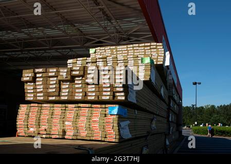 Canton, Georgia, Stati Uniti. 17 Giugno 2021. Pile di legname da costruzione attendono il prelievo presso un'entrata dell'appaltatore al negozio Home Depot a nord di Atlanta. I prezzi del legname stanno diminuendo''"velocemente, gli osservatori dell'industria riferiscono. Martedì, il prezzo per mille piedi di bordo è sceso da 114 a 1,210 dollari, secondo la pubblicazione commerciale di settore Fastmarkets Random lunghezze. Questo avviene dopo il suo record di 122 dollari di declino la scorsa settimana. In definitiva, il prezzo del legname "contante" è in calo del 20%''"la soglia nel mondo dei titoli per un mercato dell'orso"""dal livello di 1,515 dollari fissato a maggio 28. Credit: Robin Rayne/ZUMA Wire/Alamy Live News Foto Stock