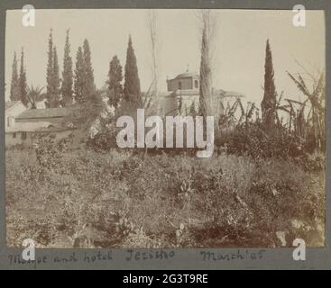 Campo con una moschea sullo sfondo e un hotel a Jericho. Parte di un album di viaggio di una famiglia olandese con attrazioni in Europa, Egitto e New York. Foto Stock
