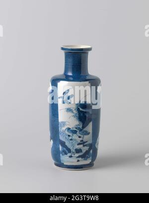 Vaso cilindrico con blu polvere e pannelli con figure e animali in paesaggi. Vaso cilindrico in porcellana con collo largo, dritto e bordo rialzato, verniciato in blu scuro. Il vaso è coperto con bleu poudré (blu polvere) con diversi cartoni sagomati in questo. Sul ventre due intagli allungati con una signora nella finestra di un padiglione con un uomo su un drago su onde swirling in una donna. Nelle altre due anatre sulla riva di un fiume e una terza anatre che volano in aria. Tra i cartoni allungati due più piccoli: Una cartouche a ventaglio con piante fiorite ad un ro Foto Stock