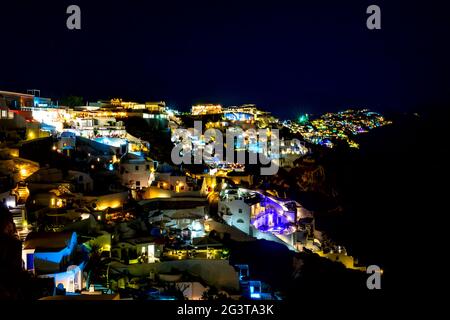 Illuminazione notturna delle case sulla Caldera di Santorini Foto Stock