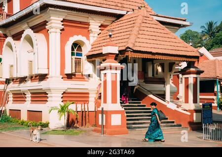 Kavlem, Phonda, Goa, India. Donna indiana a piedi vicino Shree Shantadurga Mandir, Tempio di Kavlem. Famoso punto di riferimento e destinazione popolare. Lampada bianca Foto Stock