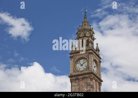 Torre dell'Orologio di Belfast. Orologio Prince Albert Memorial a Queen's Square a Belfast, Irlanda del Nord. Foto Stock