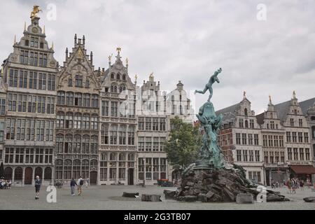 Brabo fontana e la tradizionale architettura fiamminga a Grote Markt piazza di Anversa in Belgio. Foto Stock