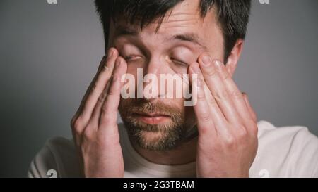 I maschi hanno influenza, virus o allergia. Medicina sana e concetto di persone. Un ragazzo malato si siede a letto e ha naso che cola. Allergie, runny n Foto Stock