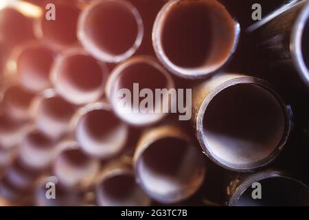 Tubi e adattatori in metallo nero di diametri diversi per la gassificazione o l'approvvigionamento idrico. Contesto industriale Foto Stock