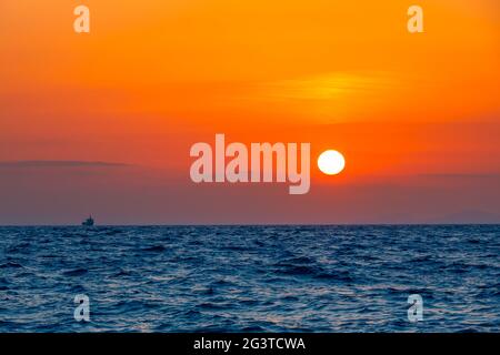 Tramonto sul mare nel mare sconfinato Foto Stock