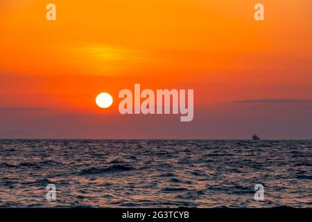 Mare sconfinato e tramonto Foto Stock