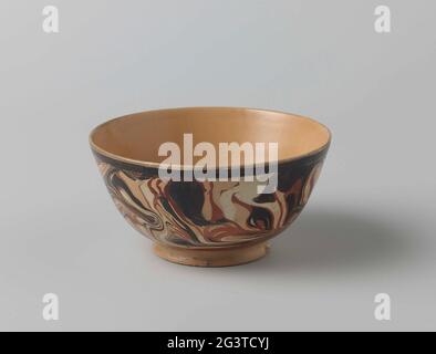 Ciotola di ceramica dura-cotta; Whellow Ware .. Ciotola a forma di mezza palla su un anello di supporto, in ceramica dura. La ciotola è decorata all'esterno con fanghi di marmo bianco, rosso, nero e marrone ed è ricoperta di smalto al piombo. Foto Stock