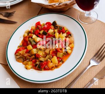Sana cena vegetariana, verdure brasate sul piatto Foto Stock