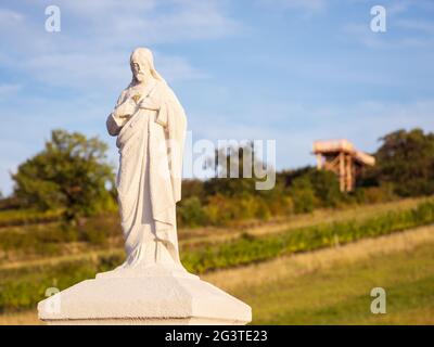 Statua di Gesù di fronte a una piattaforma di osservazione in Burgenland Foto Stock