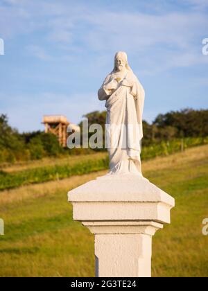 Statua di Gesù di fronte a una piattaforma di osservazione in Burgenland Foto Stock