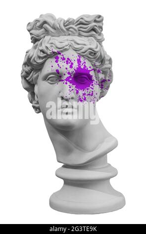 Antica statua di Apollo Dio del sole testa isolata su uno sfondo bianco con spruzzi di vernice. Scultura in gesso del volto dell'uomo. Renais Foto Stock