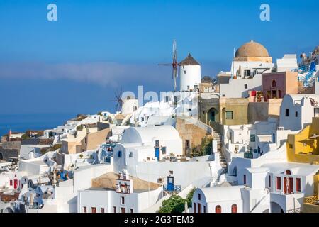 White Houses e Mulini a vento su una montagna Foto Stock