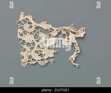 Frammento di una striscia di lato dell'ago con tendini ricci e fiori in più parti. Frammento di una striscia di lato naturale dell'ago, Venise piatto. Modello con ricchi tendini ricci ramificati con piccoli fiori di grandi dimensioni su un terreno irregolare aperto con barre a un lato picoted. Lavoro completo con cuciture a festone intrecciate contenenti vari motivi attraverso le rientranze. La parte superiore è stata originariamente rifinita con un bordo del lato di bloccaggio, causando danni a questa finitura. La parte inferiore è rifinita con un bordo picro diritto con archi. Foto Stock