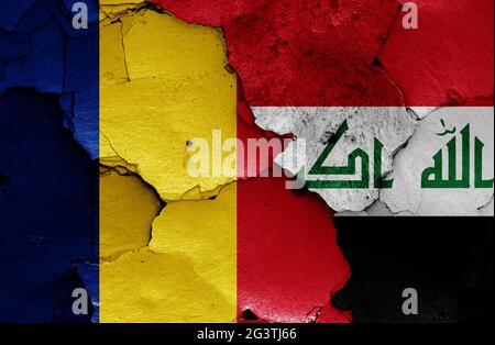 Bandiere di Romania e Iraq dipinte su pareti incrinate Foto Stock