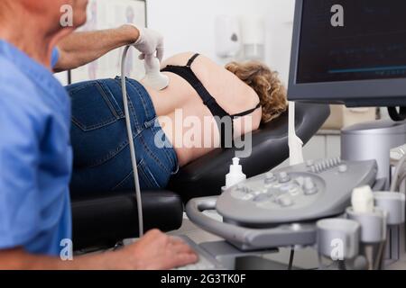 Medico maturo durante esamina la donna ai reni Foto Stock