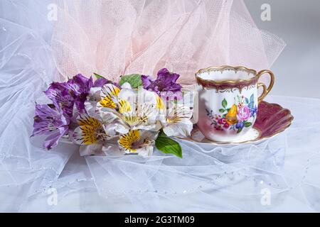 Tazza di tè e fiori Foto Stock