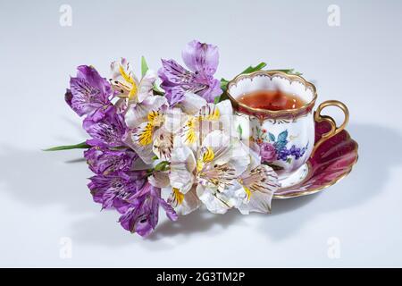 Tazza di tè e fiori Foto Stock