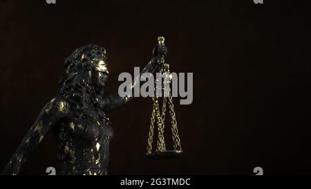 Statua della signora di giustizia corrodata - leggi obsolete Foto Stock