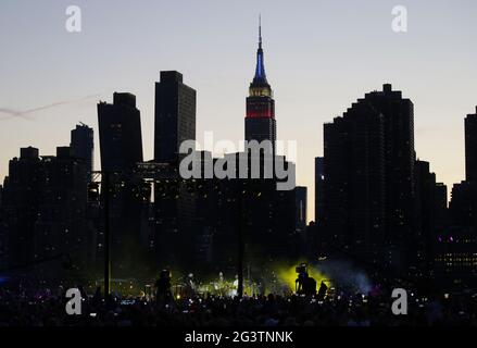 Long Island City, Stati Uniti. 17 Giugno 2021. Chris Martin e Coldplay si esibiscono durante un concerto gratuito registrato di fronte all'Empire state Building e allo skyline di Manhattan per lo speciale Macy del 4 luglio a New York City giovedì 17 giugno 2021. Foto di John Angelillo/UPI Credit: UPI/Alamy Live News Foto Stock