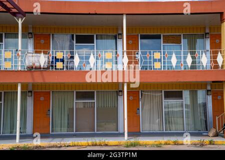 Clinton, Oklahoma - 6 maggio 2021: Le camere del Glancy Motel, ora abbandonate, lungo la storica rotta US 66 Foto Stock