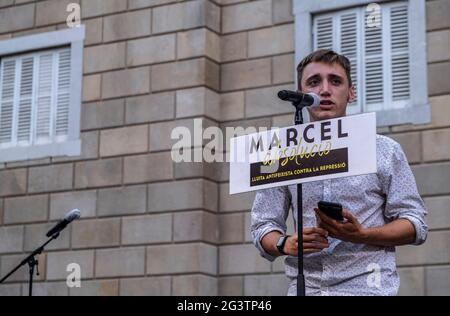 Barcellona, Spagna. 17 Giugno 2021. Marcel Vivet parla durante la manifestazione.centinaia di manifestanti si sono riuniti a Plaza de Sant Jaume contro la condanna a cinque anni di carcere per Marcel Vivet per i disordini avvenuti in una manifestazione di indipendenza nel settembre 2018. I manifestanti chiedono l'assoluzione di Marcel Vivet per essere vittima di una polizia di terra per reprimere il movimento di indipendenza. Credit: SOPA Images Limited/Alamy Live News Foto Stock