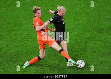 Amsterdam, Paesi Bassi. 17 Giugno 2021. Frenkie de Jong dei Paesi Bassi vies con Xaver Schlager dell'Austria durante la partita del Campionato UEFA Euro 2020 Gruppo C ad Amsterdam, Paesi Bassi, 17 giugno 2021. Credit: Zheng Huansong/Xinhua/Alamy Live News Foto Stock