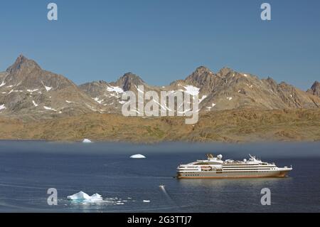 Nave da crociera in Tasilaq Foto Stock