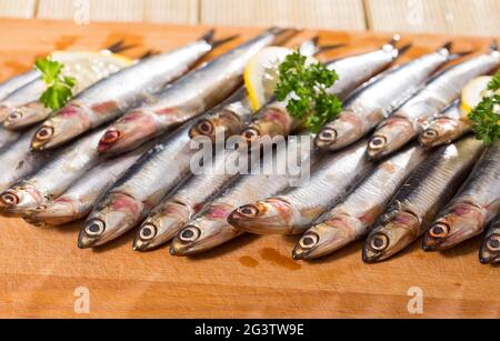Acciughe europee sottaceto con limone e verdure Foto Stock