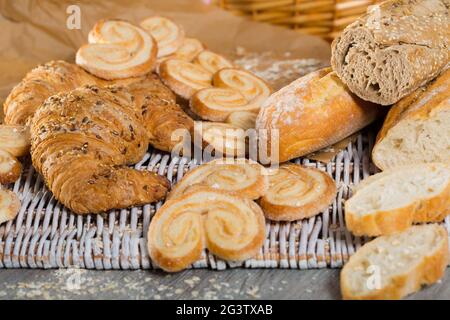 Prodotti da forno su tappetino in vimini Foto Stock