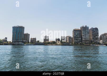 Cairo vista dal fiume Nilo, Egitto. Grattacieli sulle rive del fiume Nilo. Foto Stock