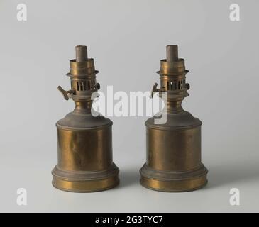 Due lampade. Due copie identiche di una lampada a olio o di una lampada del moderatore, incomplete. Foto Stock