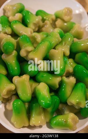 Tradizionale tailandese dolce imitazione frutta, fatto da fagioli mescolati con zucchero e cocco coperto di gelatina di vetro Foto Stock